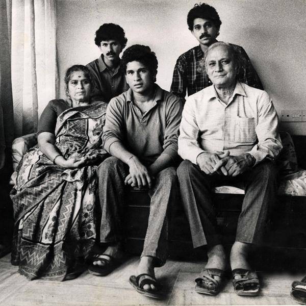 Sachin Tendulkar with brothers and mom dad